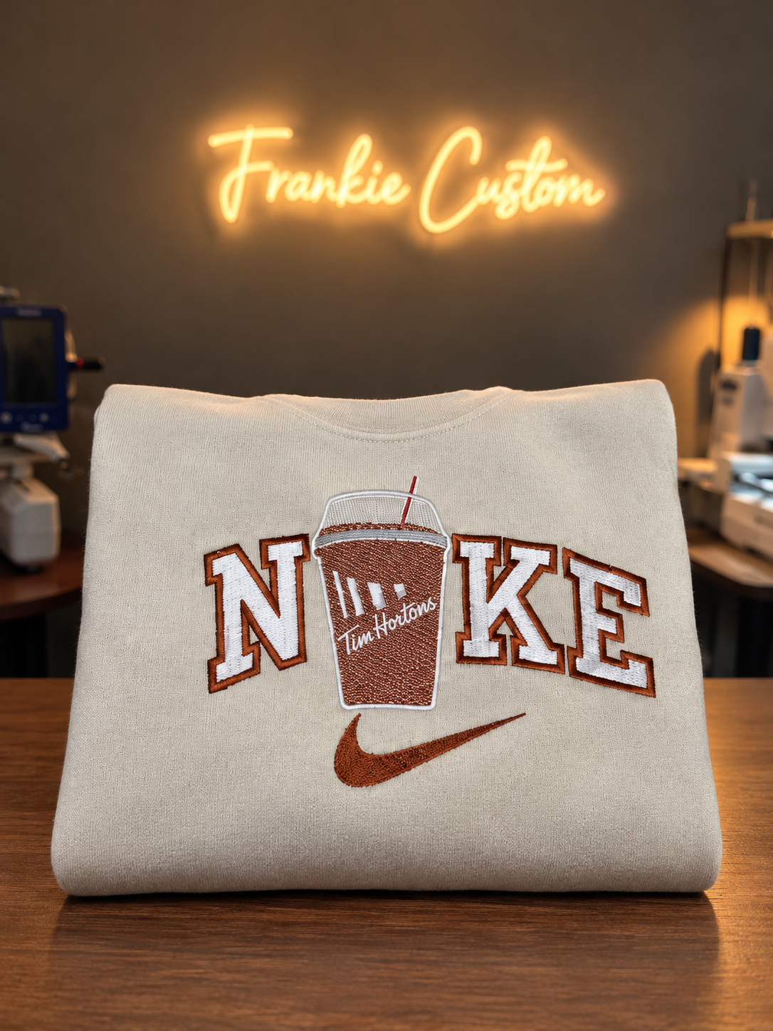 Crewneck ou hoodie brodé inspiré de Tim Hortons