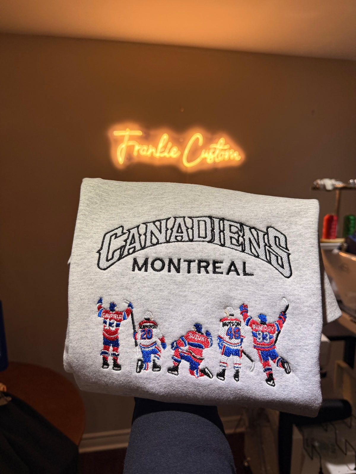 Chandail gris brodé Canadiens de Montréal avec cinq joueurs : Caufield, Slafkovsky, Suzuki, Hutson et Demidov