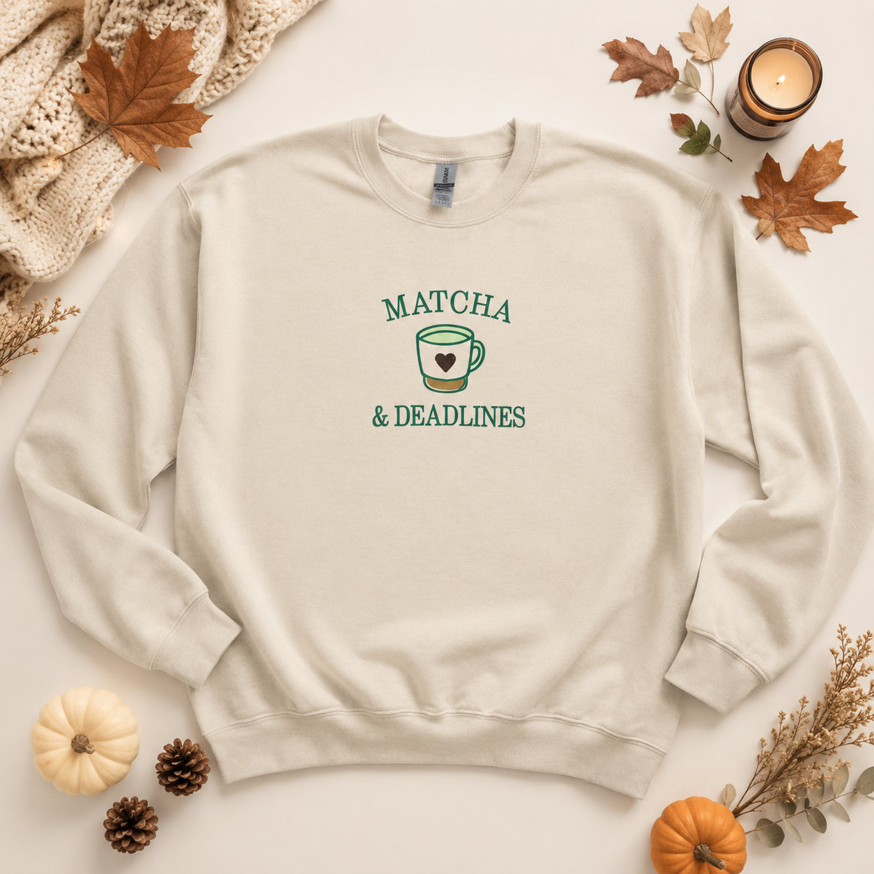 Crewneck brodé – Matcha & Deadlines