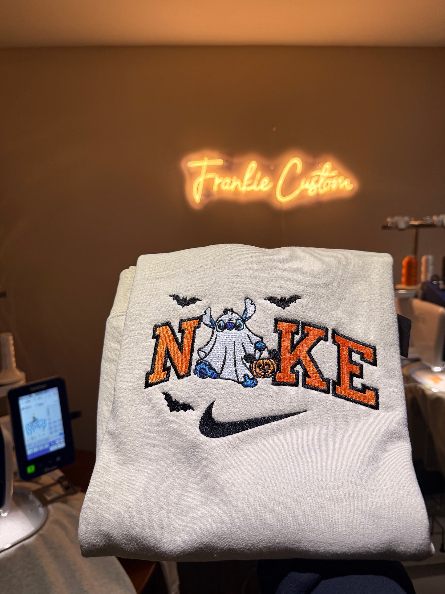 Crewneck Stitch Fantôme brodé – Édition Halloween