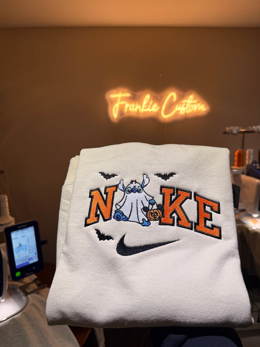 Crewneck Stitch Fantôme brodé – Édition Halloween