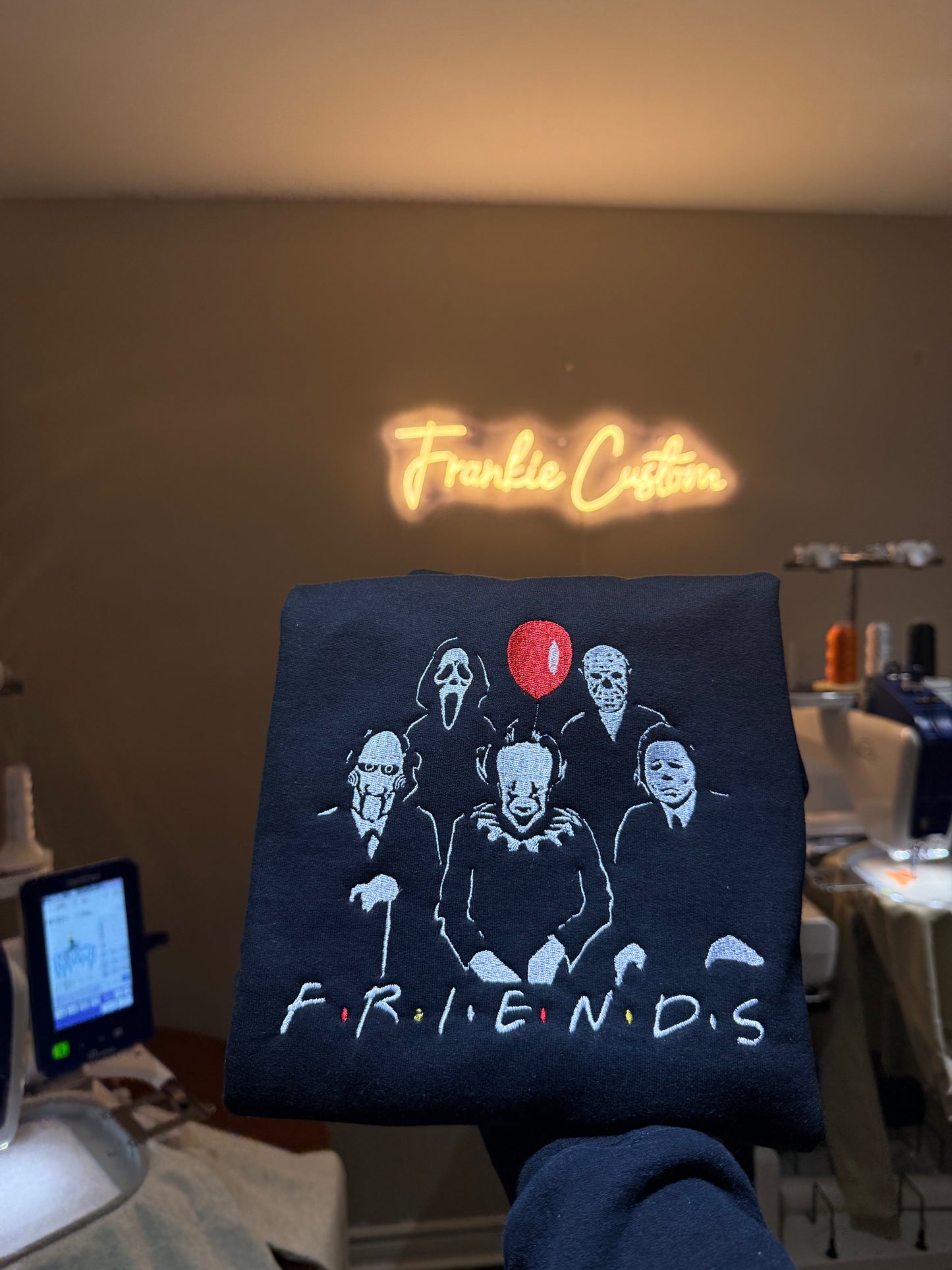 👻 Horror Friends – Crewneck brodé Halloween