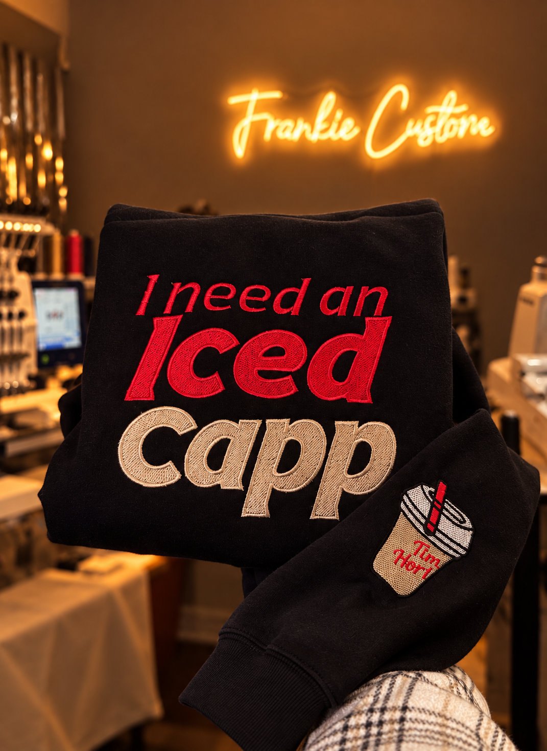 Hoodie brodé « I Need an Iced Capp » – Café glacé